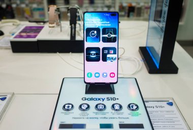 28 Şubat 2019 Moskova, Rusya. Samsung Galaxy s10 + gadget mağaza rafındaki yeni smartphone.