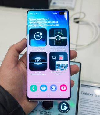 28 Şubat 2019 Moskova, Rusya. Samsung Galaxy s10 + gadget mağaza rafındaki yeni smartphone.