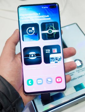 28 Şubat 2019 Moskova, Rusya. Samsung Galaxy s10 + gadget mağaza rafındaki yeni smartphone.