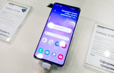 28 Şubat 2019 Moskova, Rusya. Samsung Galaxy s10 gadget mağaza rafındaki yeni smartphone.