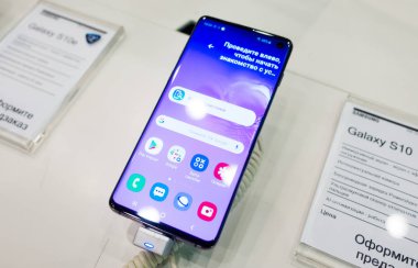 28 Şubat 2019 Moskova, Rusya. Samsung Galaxy s10 gadget mağaza rafındaki yeni smartphone.