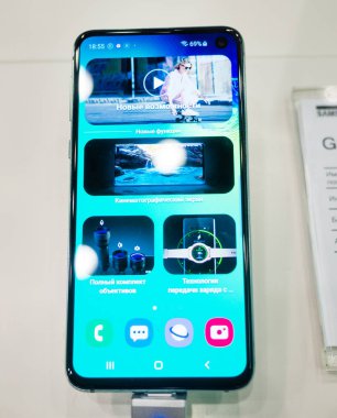 28 Şubat 2019 Moskova, Rusya. Samsung Galaxy s10e gadget mağaza rafındaki yeni smartphone.
