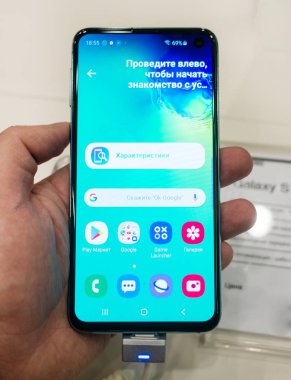 28 Şubat 2019 Moskova, Rusya. Samsung Galaxy s10e gadget mağaza rafındaki yeni smartphone.