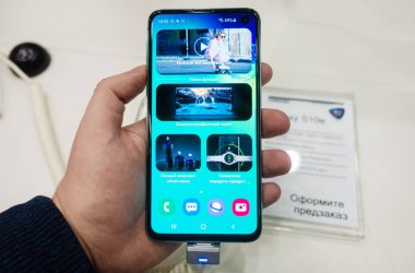 28 Şubat 2019 Moskova, Rusya. Samsung Galaxy s10e gadget mağaza rafındaki yeni smartphone.