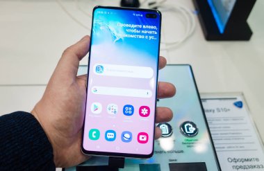 28 Şubat 2019 Moskova, Rusya. Samsung Galaxy s10 + gadget mağaza rafındaki yeni smartphone.