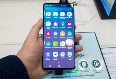 28 Şubat 2019 Moskova, Rusya. Samsung Galaxy s10 + gadget mağaza rafındaki yeni smartphone.