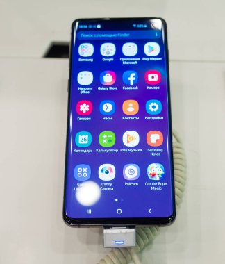 28 Şubat 2019 Moskova, Rusya. Samsung Galaxy s10 gadget mağaza rafındaki yeni smartphone.