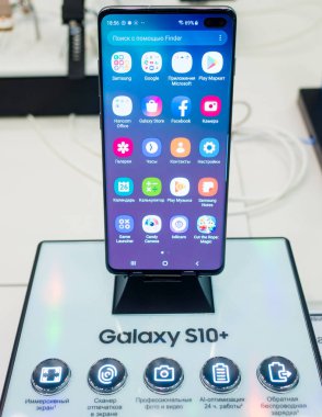 28 Şubat 2019 Moskova, Rusya. Samsung Galaxy s10 + gadget mağaza rafındaki yeni smartphone.