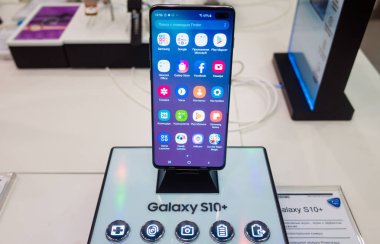 28 Şubat 2019 Moskova, Rusya. Samsung Galaxy s10 + gadget mağaza rafındaki yeni smartphone.