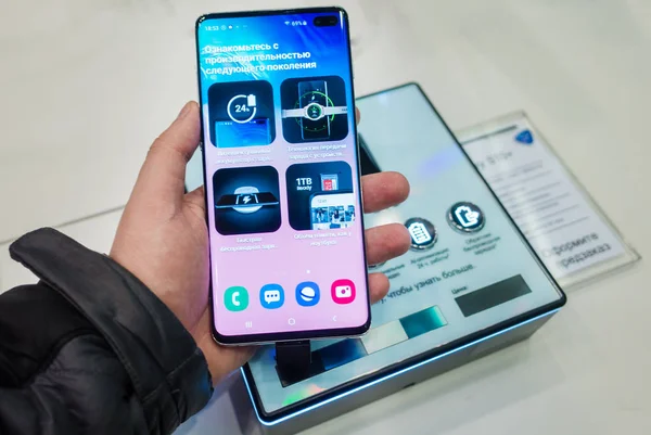 Lutego 2019 Moskwa Federacja Rosyjska Nowy Smartphone Firmy Samsung Galaxy — Zdjęcie stockowe