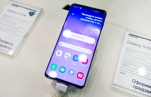 Febbraio 2019 Mosca Russia Nuovo Smartphone Samsung Galaxy S10 Sullo — Foto Stock