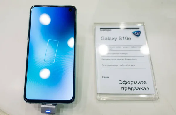 Febrero 2019 Moscú Rusia Nuevo Teléfono Inteligente Samsung Galaxy S10E —  Fotos de Stock