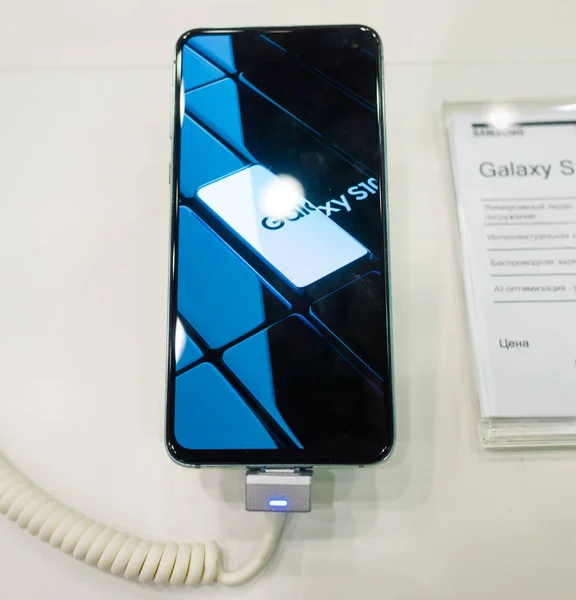 Febbraio 2019 Mosca Russia Nuovo Smartphone Samsung Galaxy S10E Sullo — Foto Stock