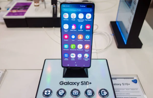Febrero 2019 Moscú Rusia Nuevo Teléfono Inteligente Samsung Galaxy S10 —  Fotos de Stock