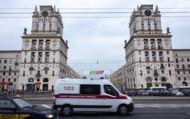 28 Nisan 2018, Minsk, Belarus. Minsk Istasyonu meydanında ambulans