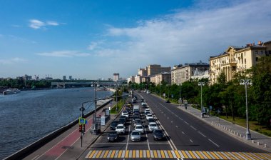 30 Mayıs 2019, Moskova, Rusya. Moskova'da Frunze Dolgu üzerinde otomobil trafiği.