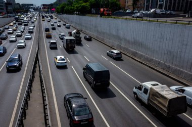 30 Mayıs 2019, Moskova, Rusya. Moskova'da Üçüncü Çevre Yolu üzerinde araba trafiği.