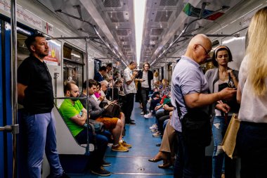 30 Mayıs 2019, Moskova, Rusya. Moskova metro vagonundaki yolcular.