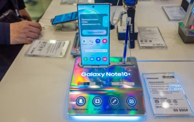 29 Ağustos 2019 Moskova, Rusya. Samsung Galaxy Note 10+ (artı) yeni akıllı telefon vitrinde.