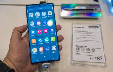 29 Ağustos 2019 Moskova, Rusya. Samsung Galaxy Note 10'un yeni akıllı telefonu vitrinde.