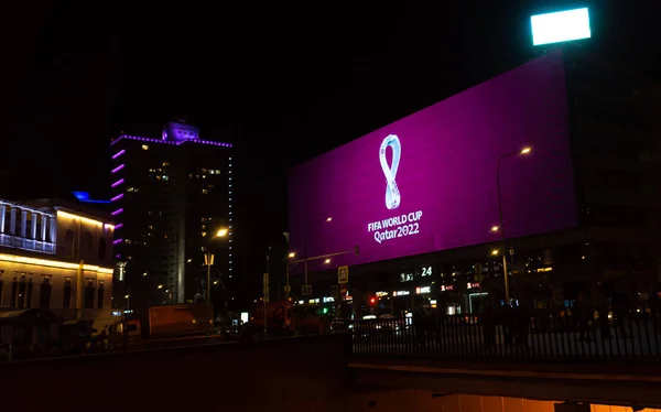 10 Eylül 2019, Moskova, Rusya. 2022 Dünya Kupası logosu Katar 'da şehir merkezinde dev bir ekranda düzenlenecek..