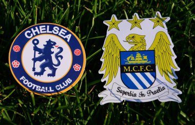 6 Eylül 2019 Londra, Uk. Manchester City ve Chelsea London 'ın yeşil çimlerin üzerindeki İngiliz futbol kulüplerinin amblemleri.