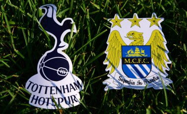 6 Eylül 2019 Londra, Uk. İngiliz futbol kulüpleri Manchester City ve Tottenham Hotspur London 'ın amblemleri yeşil çimlerin üzerinde.