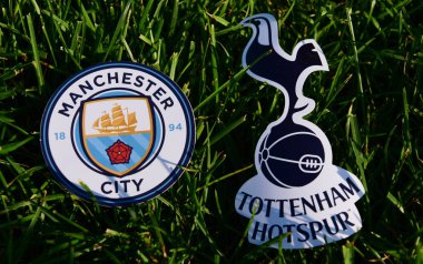 6 Eylül 2019 Londra, Uk. İngiliz futbol kulüpleri Manchester City ve Tottenham Hotspur London 'ın amblemleri yeşil çimlerin üzerinde.