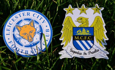 6 Eylül 2019 Londra, Uk. Manchester City ve Leicester City 'nin yeşil çimlerin üzerindeki İngiliz futbol kulüplerinin amblemleri..