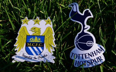 6 Eylül 2019 Londra, Uk. İngiliz futbol kulüpleri Manchester City ve Tottenham Hotspur London 'ın amblemleri yeşil çimlerin üzerinde.