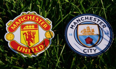 6 Eylül 2019 Londra, Uk. Manchester City ve Manchester United 'ın yeşil çimlerin üzerindeki İngiliz futbol kulüplerinin amblemleri.