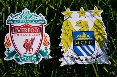6 Eylül 2019 Londra, Uk. Manchester City ve Liverpool 'un yeşil çimlerin üzerindeki İngiliz futbol kulüplerinin amblemleri.