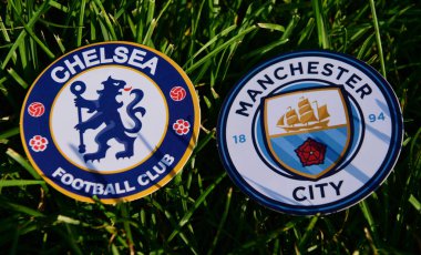 6 Eylül 2019 Londra, Uk. Manchester City ve Chelsea London 'ın yeşil çimlerin üzerindeki İngiliz futbol kulüplerinin amblemleri.