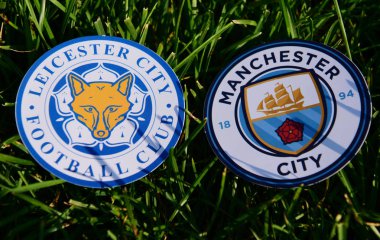 6 Eylül 2019 Londra, Uk. Manchester City ve Leicester City 'nin yeşil çimlerin üzerindeki İngiliz futbol kulüplerinin amblemleri..