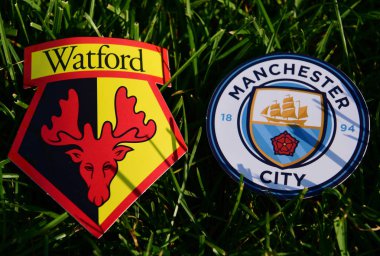 6 Eylül 2019 Londra, Uk. Manchester City ve Watford 'un yeşil çimlerin üzerindeki İngiliz futbol kulüplerinin amblemleri.