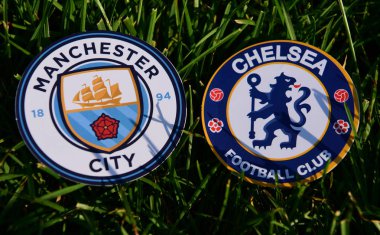 6 Eylül 2019 Londra, Uk. Manchester City ve Chelsea London 'ın yeşil çimlerin üzerindeki İngiliz futbol kulüplerinin amblemleri.