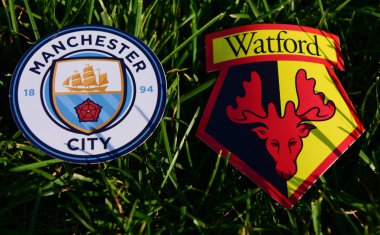 6 Eylül 2019 Londra, Uk. Manchester City ve Watford 'un yeşil çimlerin üzerindeki İngiliz futbol kulüplerinin amblemleri.
