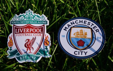 6 Eylül 2019 Londra, Uk. Manchester City ve Liverpool 'un yeşil çimlerin üzerindeki İngiliz futbol kulüplerinin amblemleri.