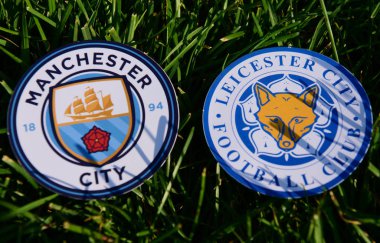 6 Eylül 2019 Londra, Uk. Manchester City ve Leicester City 'nin yeşil çimlerin üzerindeki İngiliz futbol kulüplerinin amblemleri..