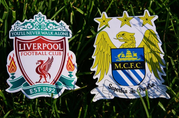 6 Eylül 2019 Londra, Uk. Manchester City ve Liverpool 'un yeşil çimlerin üzerindeki İngiliz futbol kulüplerinin amblemleri.