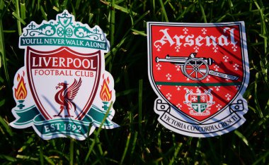 6 Eylül 2019 Londra, Uk. İngiliz futbol kulüplerinin amblemleri F.C. Londra ve Liverpool yeşil çimlerin üzerinde.