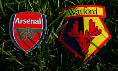 6 Eylül 2019 Londra, Uk. İngiliz futbol kulüplerinin amblemleri F.C. Londra ve Watford yeşil çimlerin üzerinde.