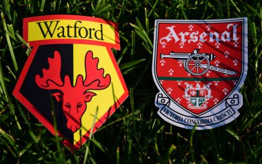 6 Eylül 2019 Londra, Uk. İngiliz futbol kulüplerinin amblemleri F.C. Londra ve Watford yeşil çimlerin üzerinde.