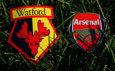 6 Eylül 2019 Londra, Uk. İngiliz futbol kulüplerinin amblemleri F.C. Londra ve Watford yeşil çimlerin üzerinde.