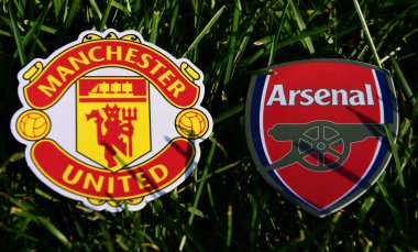 6 Eylül 2019 Londra, Uk. İngiliz futbol kulüplerinin amblemleri F.C. Londra ve Manchester United yeşil çimlerin üzerinde.