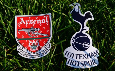 6 Eylül 2019 Londra, Uk. İngiliz futbol kulüplerinin amblemleri F.C. Londra ve Tottenham Hotspur Londra yeşil çimlerin üzerinde.