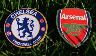6 Eylül 2019 Londra, Uk. İngiliz futbol kulüplerinin amblemleri F.C. Londra ve Chelsea Londra yeşil çimlerin üzerinde.