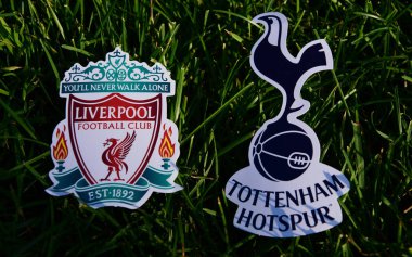 6 Eylül 2019 Londra, Uk. Yeşil çimlerin üzerinde İngiliz futbol kulüpleri Tottenham Hotspur London ve Liverpool 'un amblemleri.