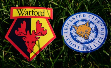 6 Eylül 2019 Londra, Uk. İngiliz futbol kulüplerinin amblemleri Leicester City ve Watford yeşil çimlerin üzerinde.
