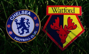 6 Eylül 2019 Londra, Uk. Yeşil çimlerin üzerinde Chelsea London ve Watford İngiliz futbol kulüplerinin amblemleri.